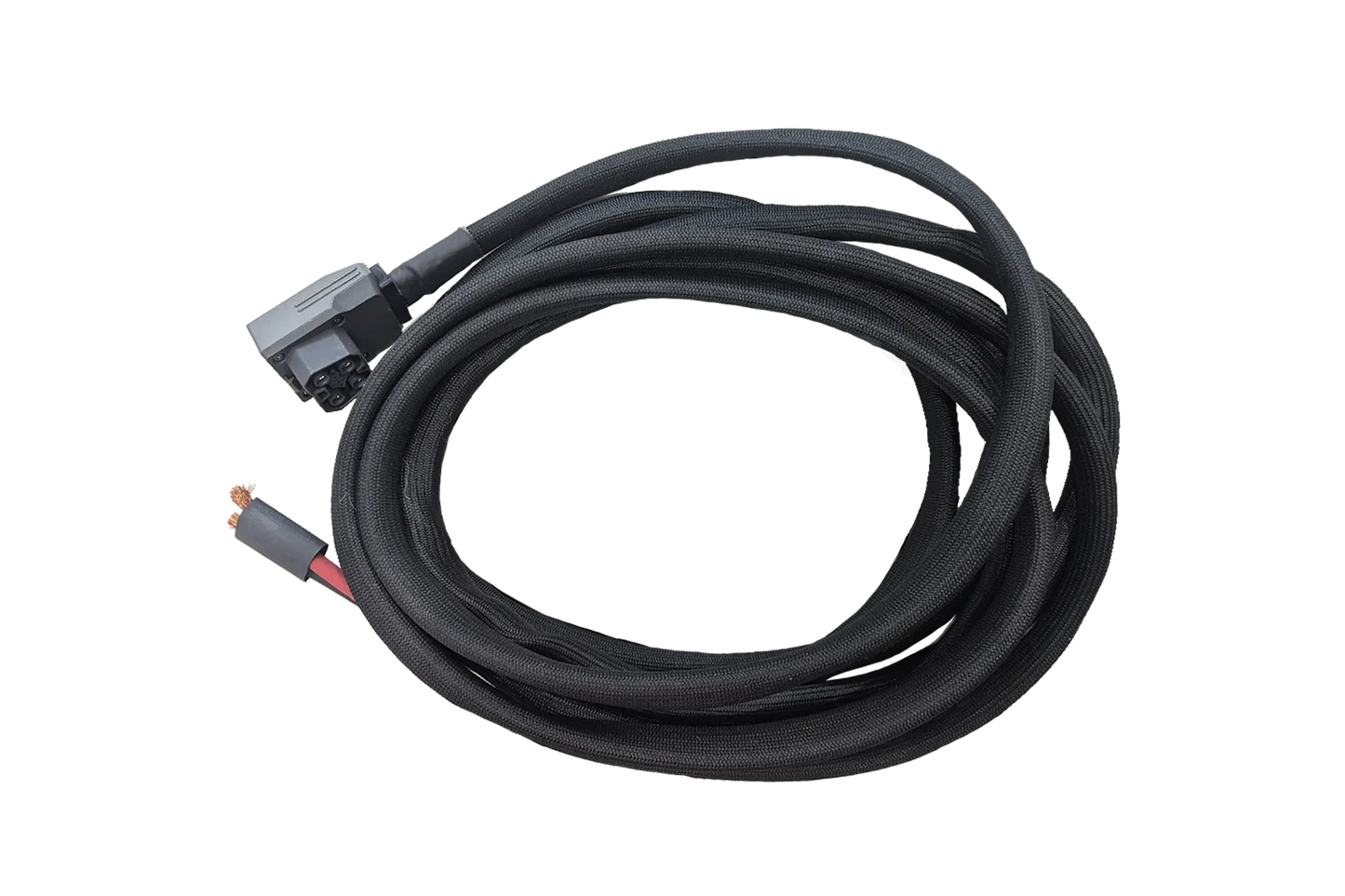 Close-up of EcoFlow battery connector on 48V air conditioner cable with bare wire ends