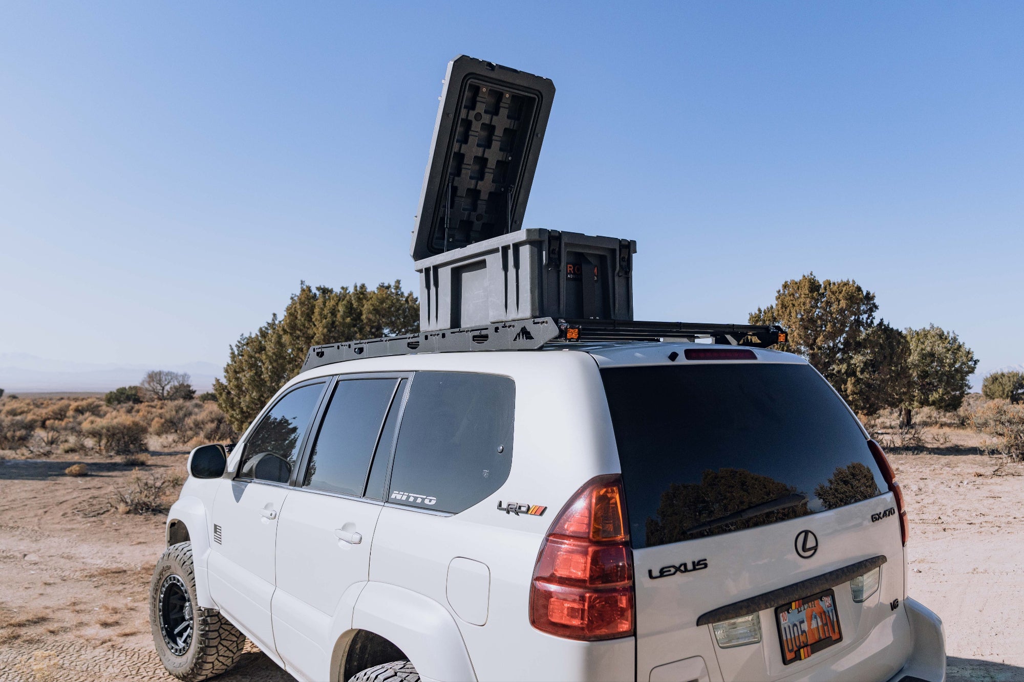 Example of a roam case mounted on roof rack with rigid mount 