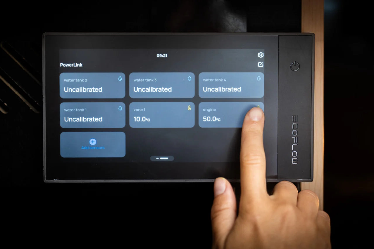 EcoFlow Power Kit touchscreen monitor showing water tanks, temperature zones, and engine data via PowerLink interface.